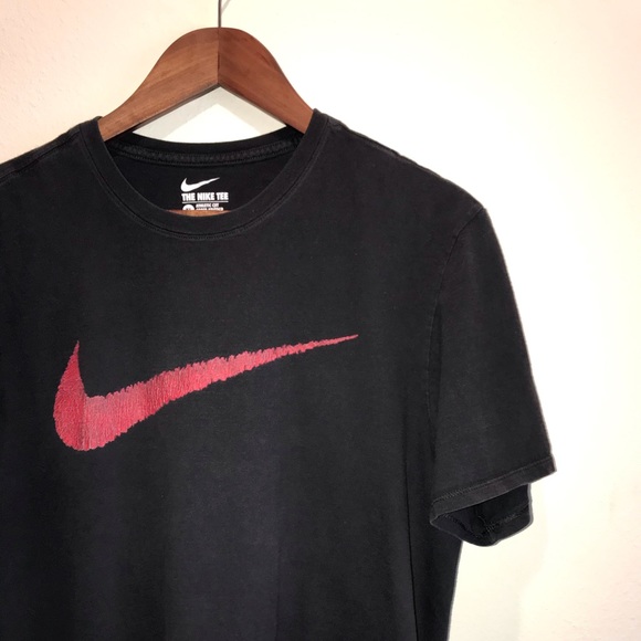 nike t shirt centre logo